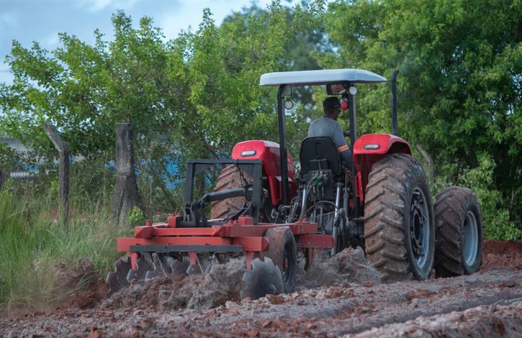 Prefeitura avança com terraplanagem para pavimentação da Rua Albatroz, no Jardim Caraípe