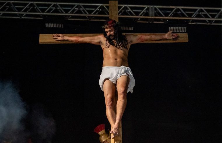 Encenação “A Paixão de Cristo” reúne grande público e fortalece cenário cultural em Teixeira de Freitas
