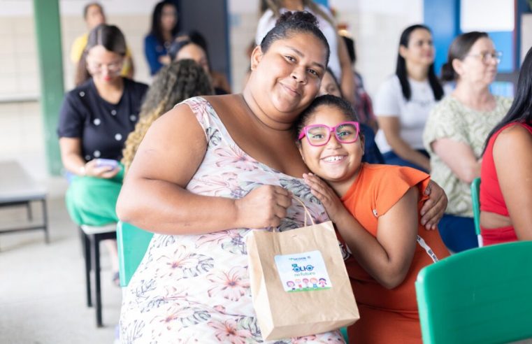 Projeto De Olho no Futuro entrega óculos a 26 alunos da Escola Municipal Amigos da Natureza