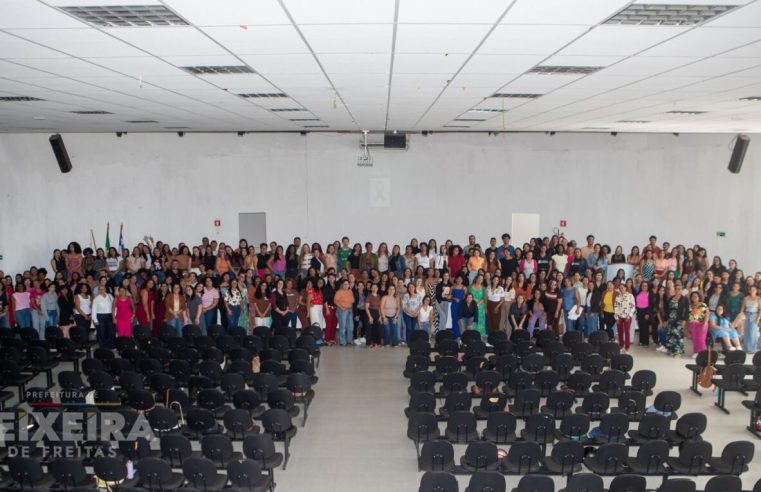Prefeitura de Teixeira de Freitas promove formação para profissionais de apoio sobre manejo de estudantes autistas